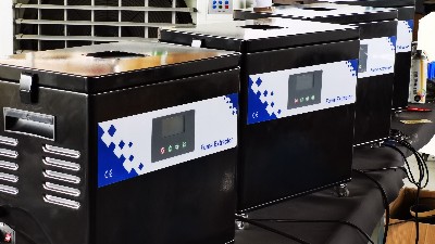 生產(chǎn)制造企業(yè)的車(chē)間煙塵怎么解決，執(zhí)信環(huán)保車(chē)間煙霧凈化器凈化煙塵！